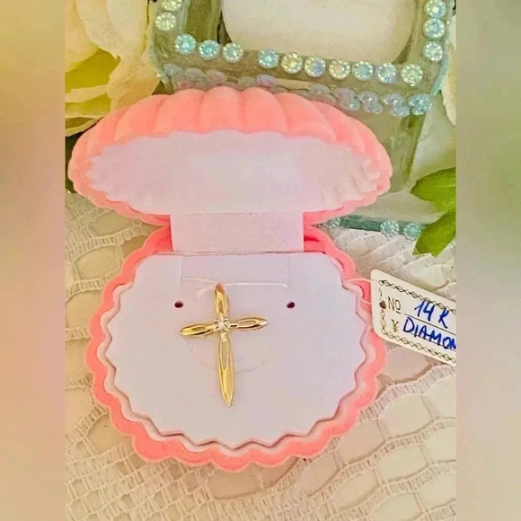 14 K Gold Cross pendant with  diamond 💎 - Picture 3 of 6